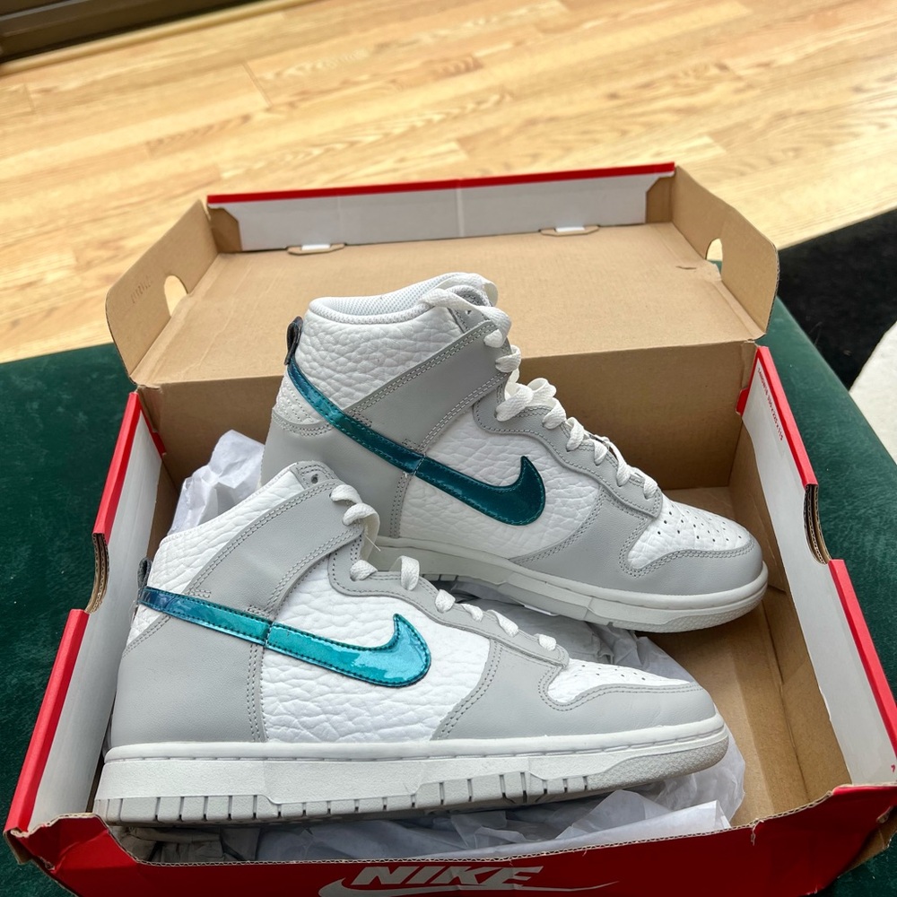 NWT Women’s Nike Dunk HI FLS “Bling Ring” sneakers
